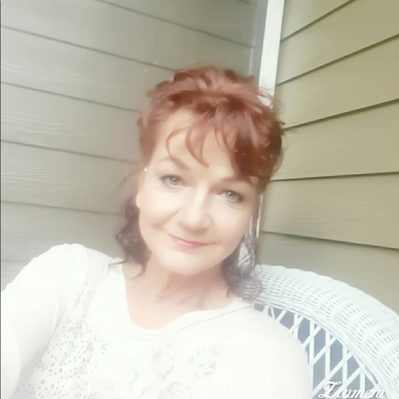 Meet your Posher, Laurie - Picture 1 of 7